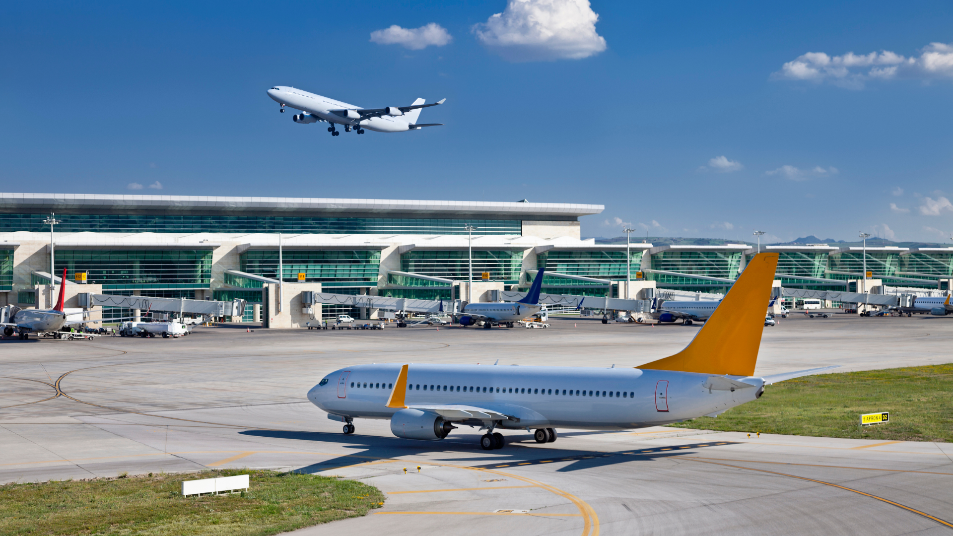 Aeronave em aproximação sobre terminal aeroportuário
