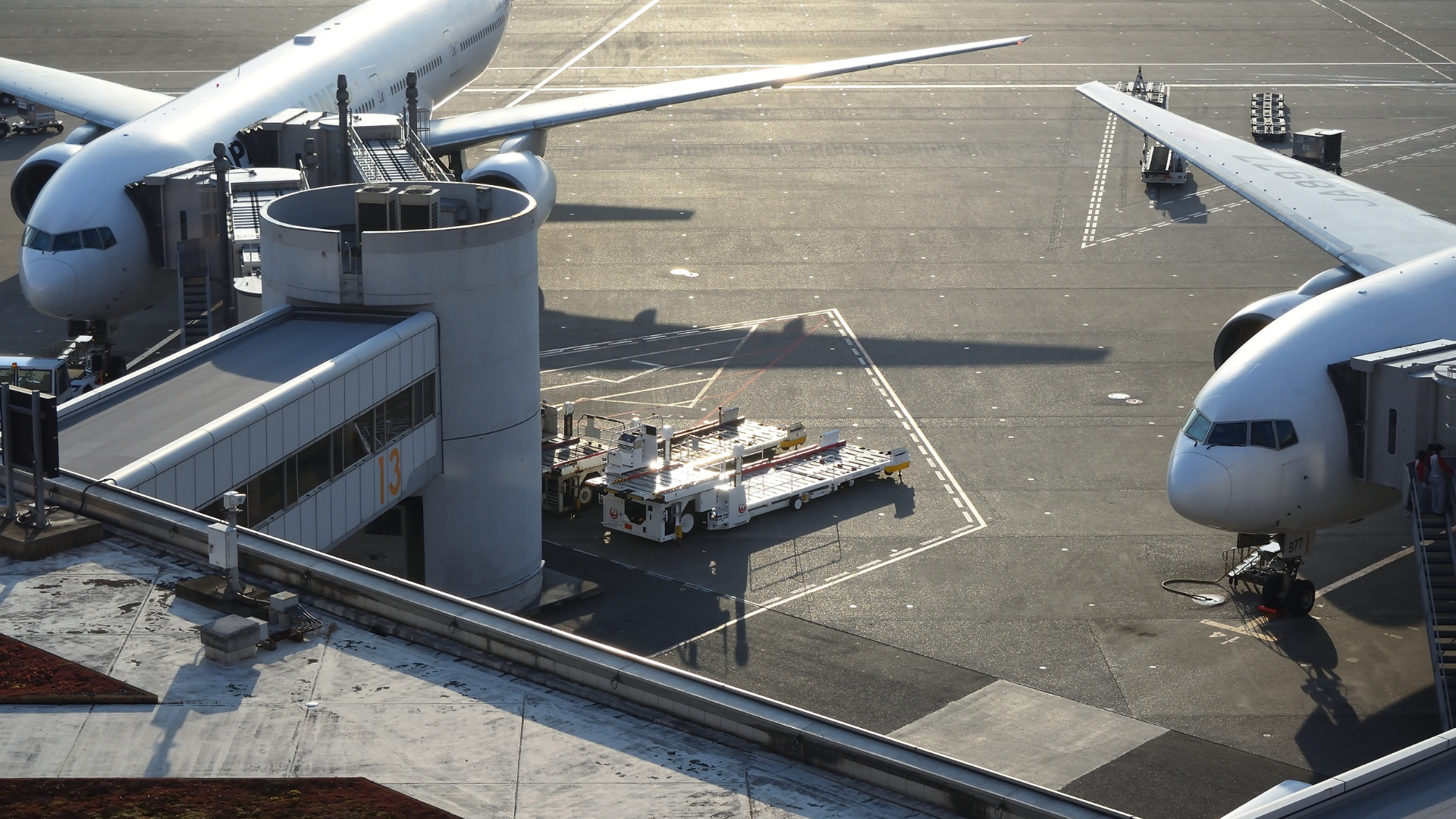 Aeronave conectada a ponte de embarque em aeroporto