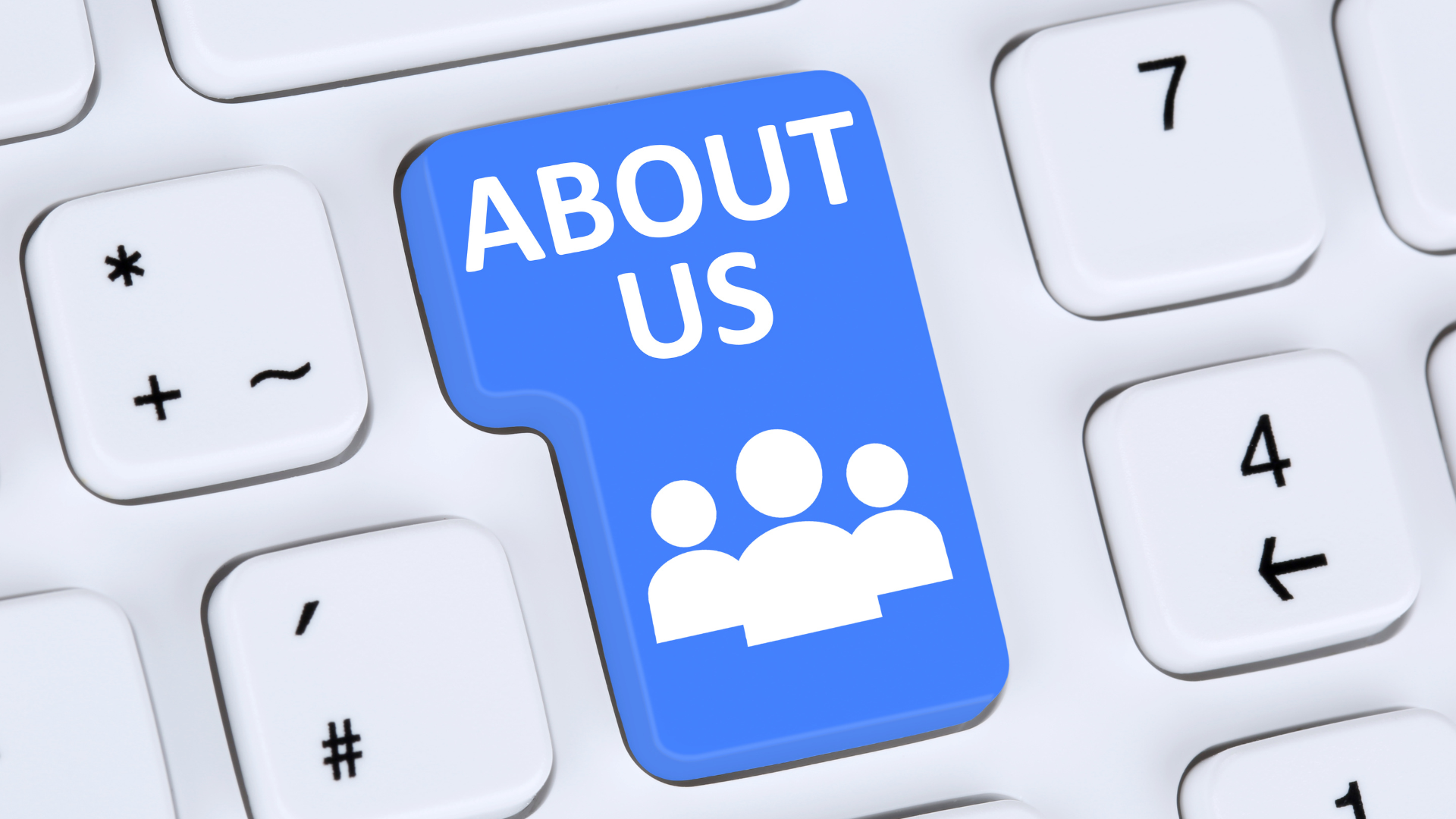 Consultores analisando documento em tela