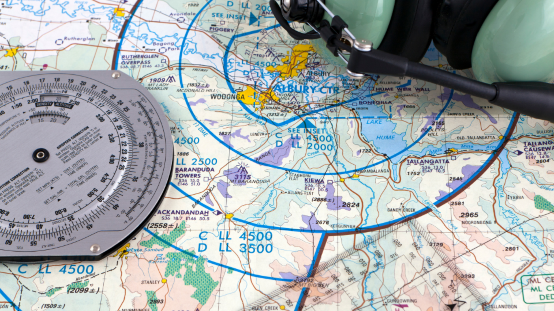 Carta aeronáutica com instrumentos de navegação